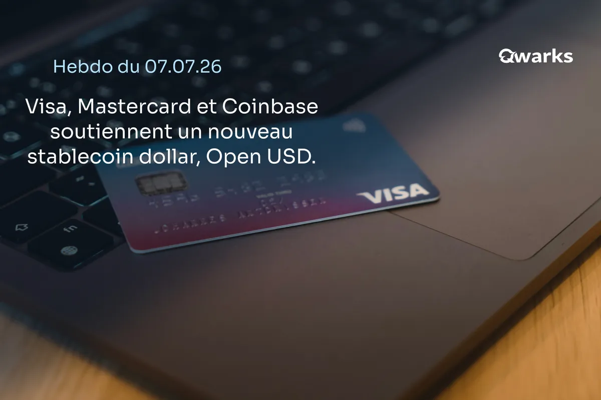 Une carte Visa posée sur le clavier d’un ordinateur portable