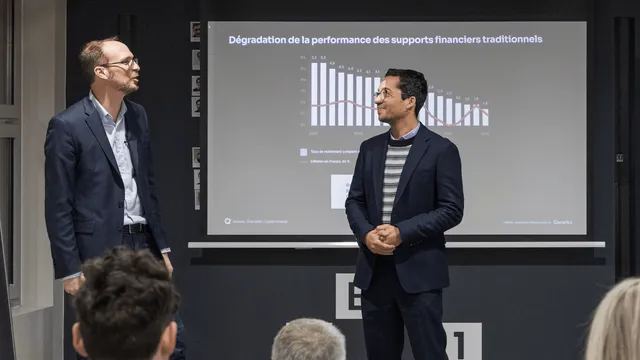 notre président marc lécorché et le gérant de portefeuille didier goepfert en train d'échanger sur l'estrade devant une présentation qui montre à quel point le système traditionnel se dégrade